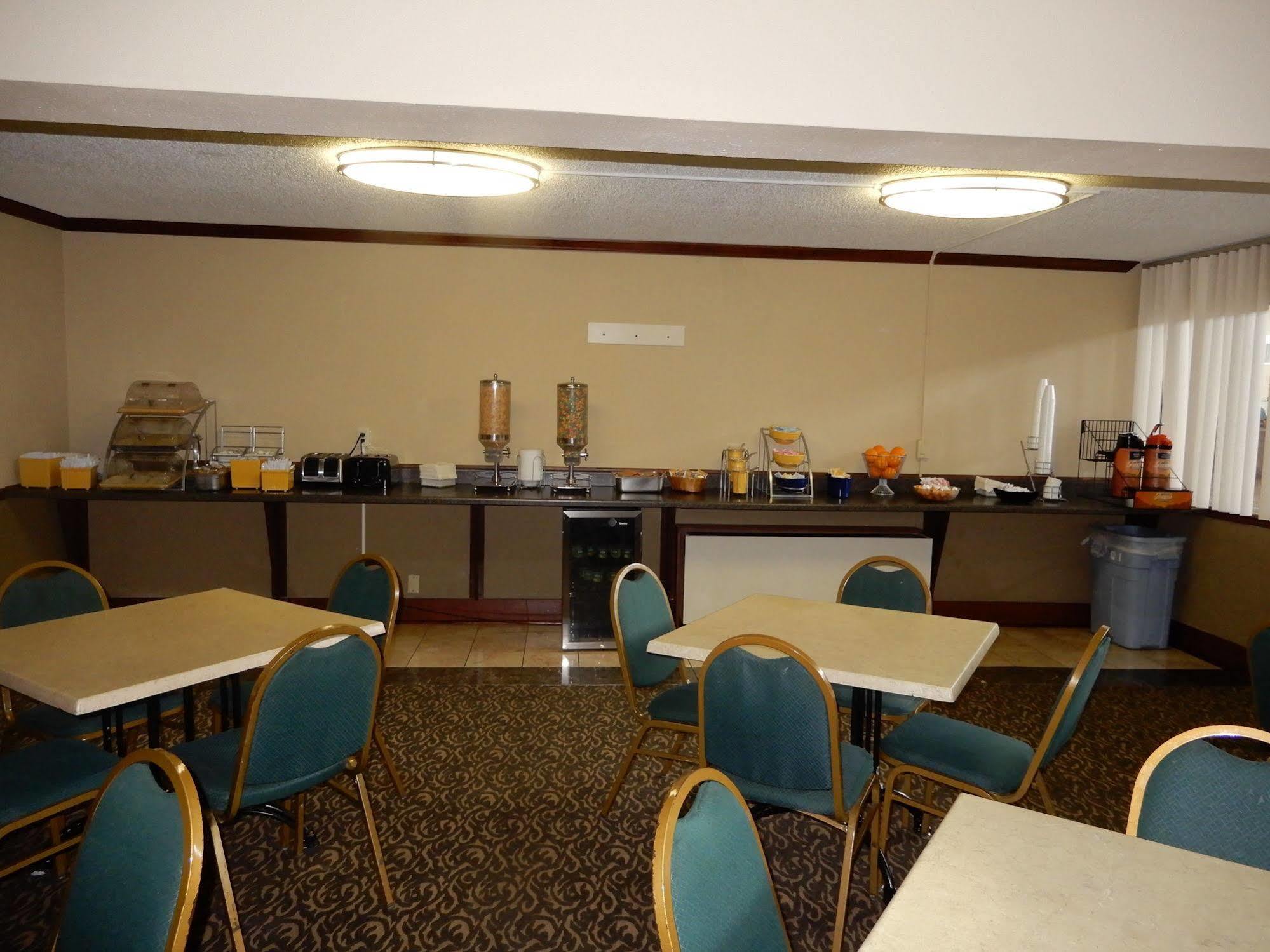 Clarion Hotel Milwaukee Airport Экстерьер фото